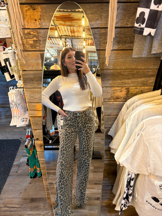 Risen Wide Leg Leopard Jeans